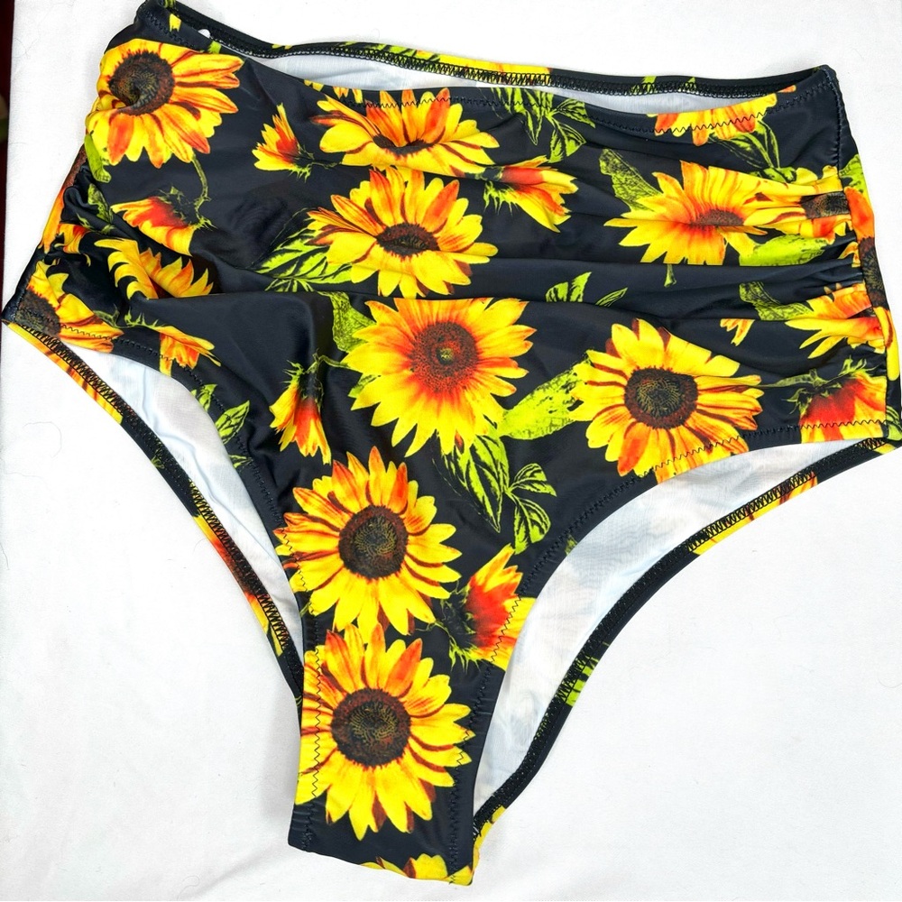 NWOT Sunflower bikini bottom size medium